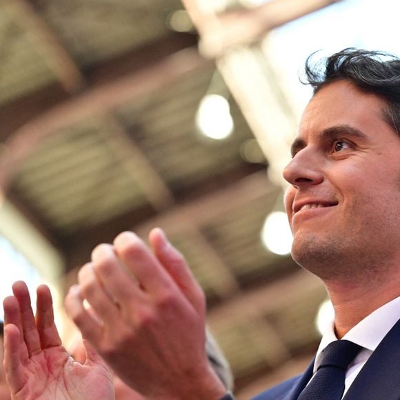 Gabriel Attal lors d'une réunion du parti Renaissance à la Cité du Cinéma à Saint-Denis le 6 avril 2025. © Christian Liewig / Bestimage