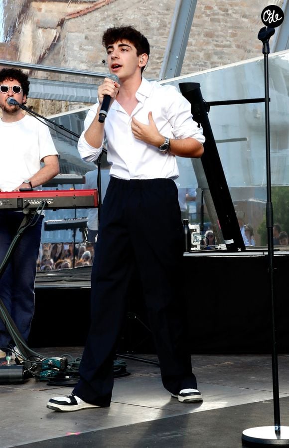 Exclusif - Léon Hesby, le fils de Patrick Bruel, se produit pour la première fois sur scène en France, au festival des Sables-d'Olonne, le 26 juin 2026. En première partie de Marine Delplace, gagnante de la Star Academy (S12), le jeune musicien de 20 ans a chanté un titre en anglais, remportant un franc succès, sous le regard de sa mère, Amanda Sthers. © Noël Carrier / Bestimage