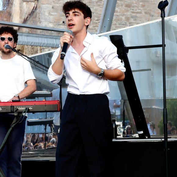 Exclusif - Léon Hesby, le fils de Patrick Bruel, se produit pour la première fois sur scène en France, au festival des Sables-d'Olonne, le 26 juin 2026. En première partie de Marine Delplace, gagnante de la Star Academy (S12), le jeune musicien de 20 ans a chanté un titre en anglais, remportant un franc succès, sous le regard de sa mère, Amanda Sthers. © Noël Carrier / Bestimage