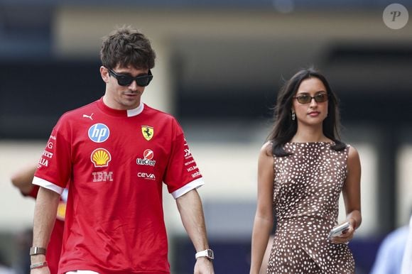 Charles Leclerc n'a d'ailleurs pas tardé à s'en rendre compte dès les premiers exercices. "Et j'ai été très surpris", a-t-il conclu avec amusement, reconnaissant l'intensité de l'effort.

Charles Leclerc de Monaco et de la Scuderia Ferrari et sa petite amie Alexandra Saint Mleux arrivent sur la piste pendant les essais avant le Grand Prix de F1 d'Abu Dhabi au Yas Marina Circuit le 5 décembre 2025 à Abu Dhabi, Émirats Arabes Unis.