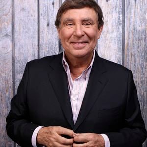 Jean-Pierre Foucault à Paris le 9 novembre 2017. © Cédric Perrin / Bestimage