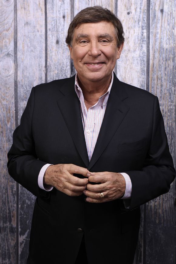 Jean-Pierre Foucault à Paris le 9 novembre 2017. © Cédric Perrin / Bestimage