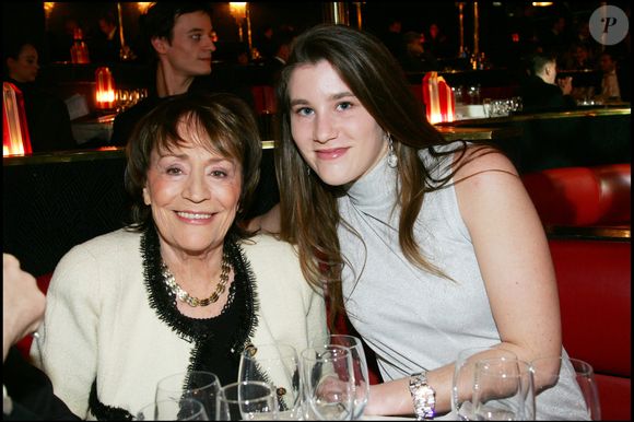 Annie girardot et sa petite‑fille Lola - Cérémonie et soirée « Globes de cristal, art et culture 2007 » au Lido de Paris

La cérémonie Globes de Cristal 2007 a eu lieu le 5 février 2007.

Photo : RINDOFF-BORDE / BESTIMAGE