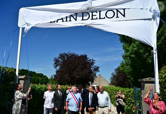 Une cérémonie en hommage à Alain Delon a été organisée un an jour pour jour après la mort de l'acteur, à Douchy-Montcorbon (Loiret), France, le 18 août 2025, commune où la star a vécu durant plusieurs décennies, une plaque a été dévoilée à l'intérieur du stade en honneur de l'acteur, qui avait équipé en 1983 les équipes de football de jeunes de Douchy de maillots à son nom et une projection d'un film documentaire de 45 mn "Delon-Douchy", écrit autour de la relation entre l'acteur et la commune, est aussi programmée en début de soirée dans la salle des fêtes communale. © Christian Liewig/Bestimage