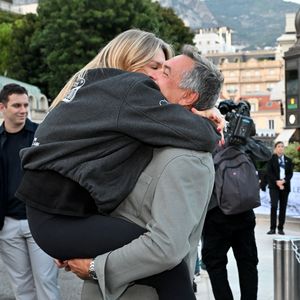 Camille Gottlieb, la fille de la princesse Stéphanie et de Jean Raymond Gottlieb, est au départ du 9ème E-Rallye de Monte-Carlo, en tant que co-pilote de son amie Margaux Grundstein au volant d'une volvo, sur la place du Casino à Monaco, le 15 octobre 2025. © Bruno Bebert / Bestimage