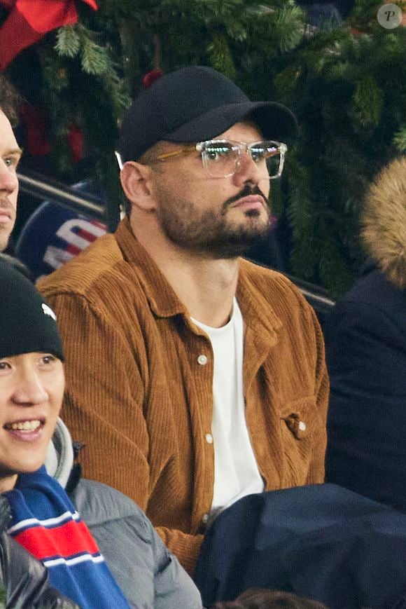 Florent Manaudou dans les tribunes du match de Ligue 1 McDonald's opposant le Paris Saint-Germain (PSG) à Lyon (3-1) au Parc des Princes à Paris le 15 décembre 2024. © Cyril Moreau/Bestimage