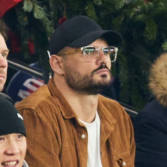 Florent Manaudou dans les tribunes du match de Ligue 1 McDonald's opposant le Paris Saint-Germain (PSG) à Lyon (3-1) au Parc des Princes à Paris le 15 décembre 2024. © Cyril Moreau/Bestimage