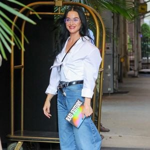 « EXCLUSIF – New York (État de New York) : Katy Perry est aperçue dans les rues de New York, vêtue de façon décontractée avec un jean large, une chemise blanche et des mocassins. 6/09/2024