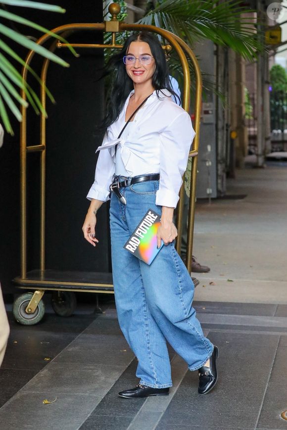 « EXCLUSIF – New York (État de New York) : Katy Perry est aperçue dans les rues de New York, vêtue de façon décontractée avec un jean large, une chemise blanche et des mocassins. 6/09/2024