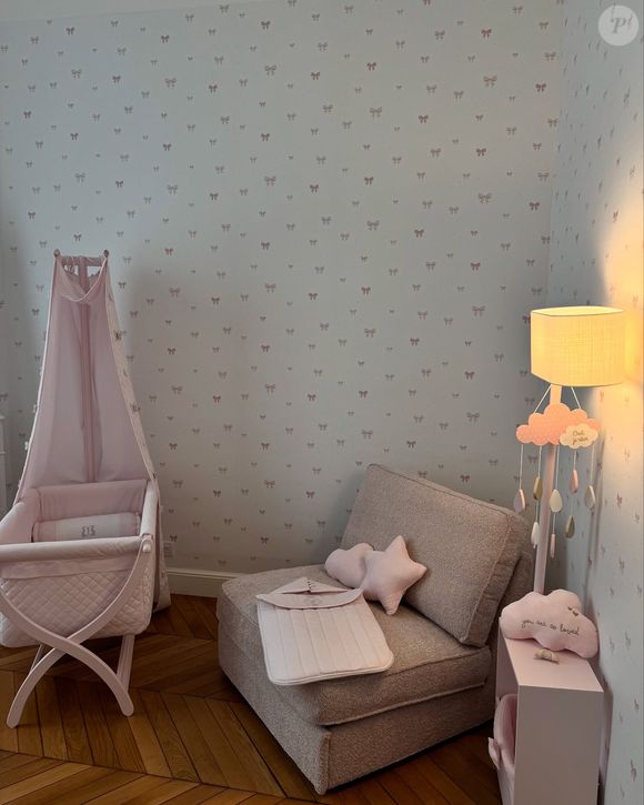 Malika Ménard nous fait visiter la chambre de son futur bébé.

Appartement de Malika Ménard dans Paris, la chambre de sa petite fille.