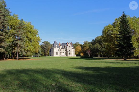 Le domaine, situé à deux heures de Paris, s’étend sur 17 hectares et a été entièrement restauré.

Le Château de la Vernée situé dans la Nièvre.
