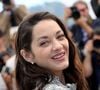 En la baptisant Louise, les deux artistes s'inscrivaient dans la parfaite continuité du choix fait pour leur premier enfant, un garçon prénommé Marcel, né en mai 2011.

Marion Cotillard au photocall du film "Roma Elastica" lors du 79ème Festival International du Film de Cannes, France, le 21 mai 2026. © Jacovides-Moreau/Bestimage