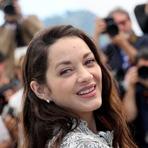 En la baptisant Louise, les deux artistes s'inscrivaient dans la parfaite continuité du choix fait pour leur premier enfant, un garçon prénommé Marcel, né en mai 2011.

Marion Cotillard au photocall du film "Roma Elastica" lors du 79ème Festival International du Film de Cannes, France, le 21 mai 2026. © Jacovides-Moreau/Bestimage
