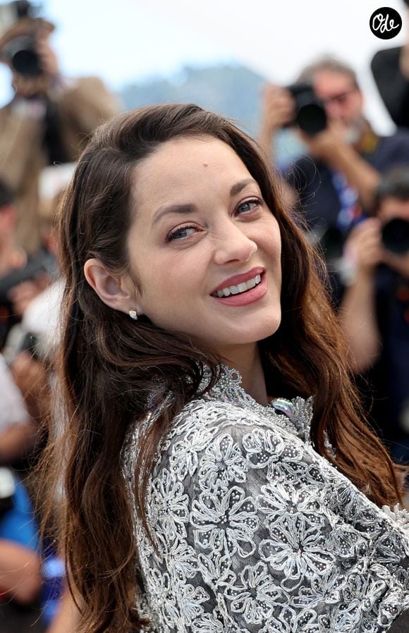 En la baptisant Louise, les deux artistes s'inscrivaient dans la parfaite continuité du choix fait pour leur premier enfant, un garçon prénommé Marcel, né en mai 2011.

Marion Cotillard au photocall du film "Roma Elastica" lors du 79ème Festival International du Film de Cannes, France, le 21 mai 2026. © Jacovides-Moreau/Bestimage