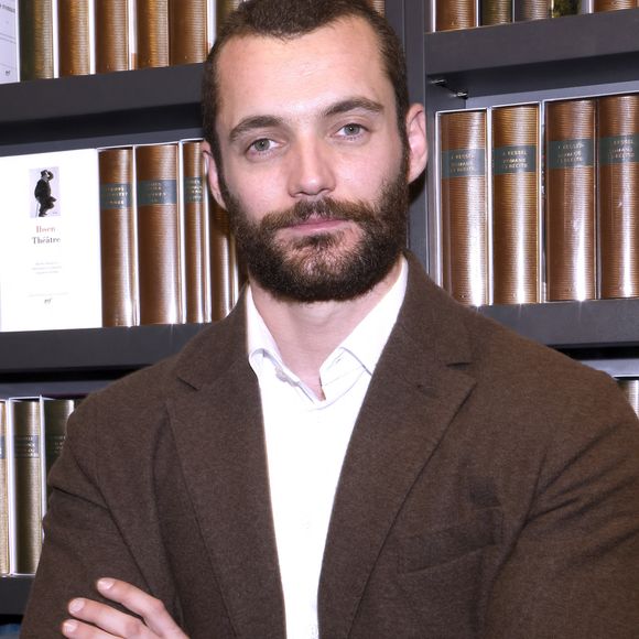 Exclusif - Louis Sarkozy en séances de dédicaces pour son livre "Napoléon Bonaparte - L'empire des livres" (Éditions Passés composés) à la librairie Lamartine à Paris. 
© Cédric Perrin/Bestimage