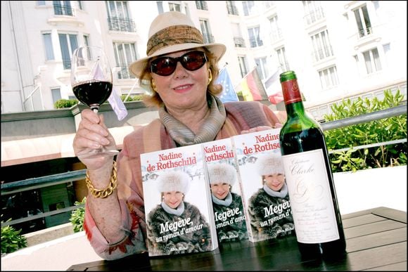 Nadine de Rothschild fait la promotion à Cannes de son livre « Megève, un roman d’amour » et de son vin Château Clarke.