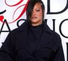 Le 21 mars, elle a été prise en photo avec un employé d'une société de spectacles

Rihanna assiste aux 2025 CFDA Awards à New York le 3 novembre 2025. Photo by Charles Guerin/ABACAPRESS.COM