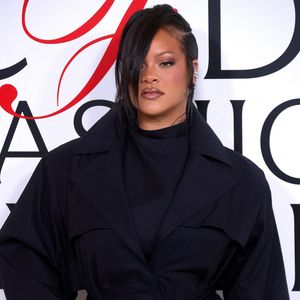 Le 21 mars, elle a été prise en photo avec un employé d'une société de spectacles

Rihanna assiste aux 2025 CFDA Awards à New York le 3 novembre 2025. Photo by Charles Guerin/ABACAPRESS.COM