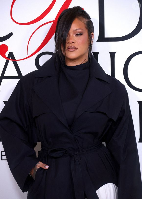 Le 21 mars, elle a été prise en photo avec un employé d'une société de spectacles

Rihanna assiste aux 2025 CFDA Awards à New York le 3 novembre 2025. Photo by Charles Guerin/ABACAPRESS.COM