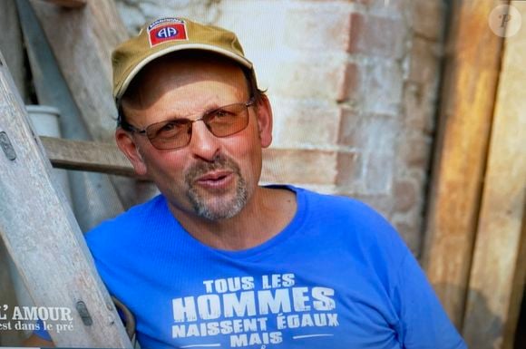 Car pour lui plaire, il faut respecter quelques critères.

Denis, nouvel agriculteur de L'amour est dans le pré. M6