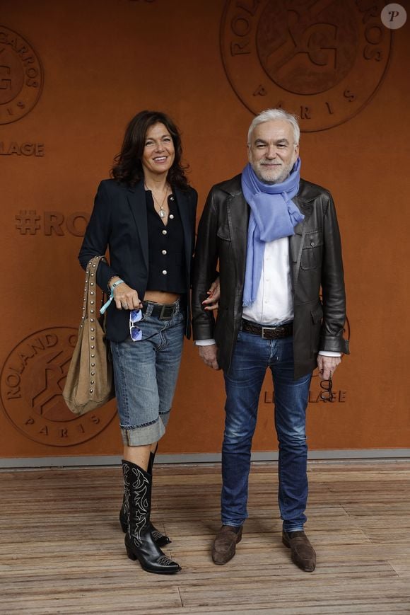 Le match a offert un spectacle sportif intense entre les deux premières joueuses mondiales, avec des échanges puissants et une tension palpable.

Pascal Praud et sa femme Catherine lors des Internationaux de France de Tennis de Roland Garros 2025, à Paris, France, le 7 juin 2025. 

© Cyril Moreau / Bestimage