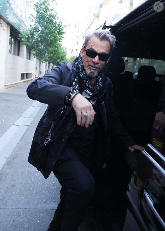 Florent Pagny quitte les studios RTL à Neuilly-sur-Seine le 2 Mai 2025. © Denis Guignebourg/BestImage