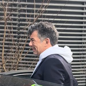 Stéphane Plaza en larmes à la sortie de son procès après avoir été reconnu coupable de "violences habituelles par concubin" et condamné à 12 mois de prison avec sursis, à Paris, France, le 18 février 2025. © Florian Savina/Bestimage