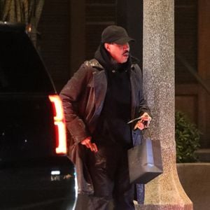 EXCLUSIF - L'auteur-compositeur-interprète Lionel Richie se fait discret en quittant le restaurant Baltaire après avoir dîné à Los Angeles. @Backgrid USA / Bestimage