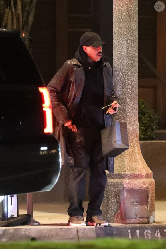 EXCLUSIF - L'auteur-compositeur-interprète Lionel Richie se fait discret en quittant le restaurant Baltaire après avoir dîné à Los Angeles. @Backgrid USA / Bestimage