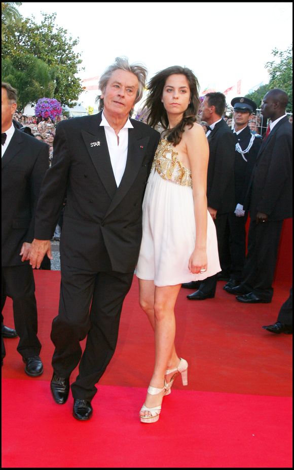 Alain Delon et sa fille Anouchka - montée des marches pour la clôture du festival de Cannes le 27 mai 2007 © BORDE-JACOVIDES / BESTIMAGE