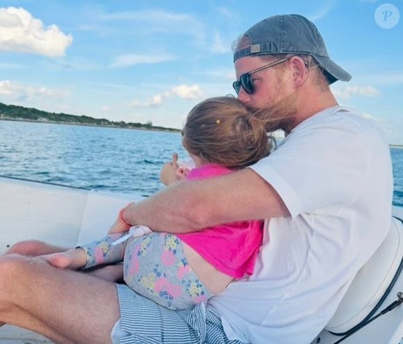 Mais ce 8 mars 2025, à l'occasion de la Journée internationale des droits des femmes, l'ex-épouse de Trevor Engelson a relayé une tendre photo de Lilibet blottie contre son célèbre paternel, alors qu'ils profitaient d'une virée en bateau. 

Le prince Harry immortalisé aux côtés de sa fille Lilibet (Capture d'écran Instagram)