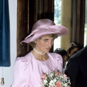 Si la princesse des coeurs est souvent pleurée, d'autres ont révélé sa part d'ombre. Comme ses employés proches qu'elle licenciait sans raison lors de ses années à Buckingham Palace.

La princesse de Galles arrive à l'école de Westonbirt, près de Highgrove, Gloucestershire, Royaume-Uni, le 20 juin 1985. Photo by PA Photos/ABACAPRESS.COM