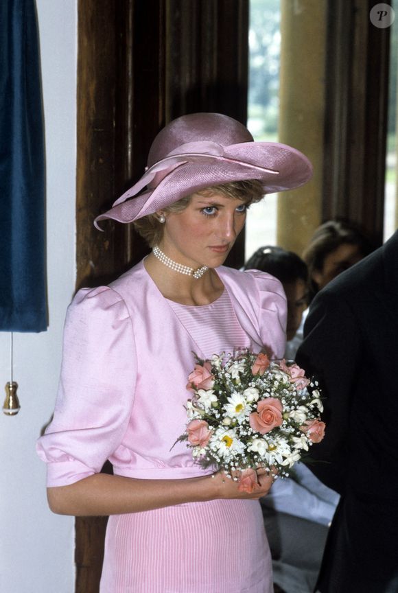 Si la princesse des coeurs est souvent pleurée, d'autres ont révélé sa part d'ombre. Comme ses employés proches qu'elle licenciait sans raison lors de ses années à Buckingham Palace.

La princesse de Galles arrive à l'école de Westonbirt, près de Highgrove, Gloucestershire, Royaume-Uni, le 20 juin 1985. Photo by PA Photos/ABACAPRESS.COM