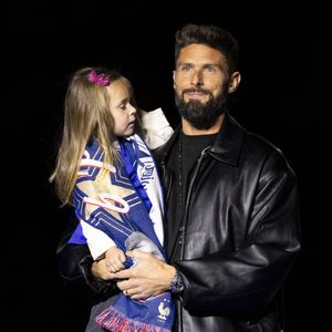 Olivier Giroud, entouré de ses enfants Aria, Aaron, Evan et Jade, reçoit un hommage au Stade de France avant le Quart de finale de la Ligue des Nations de l'UEFA 2025 "France - Croatie (2-0 / tab 5-4)" au Stade de France à Saint-Denis, le 23 mars 2025.
© Cyril Moreau/Bestimage