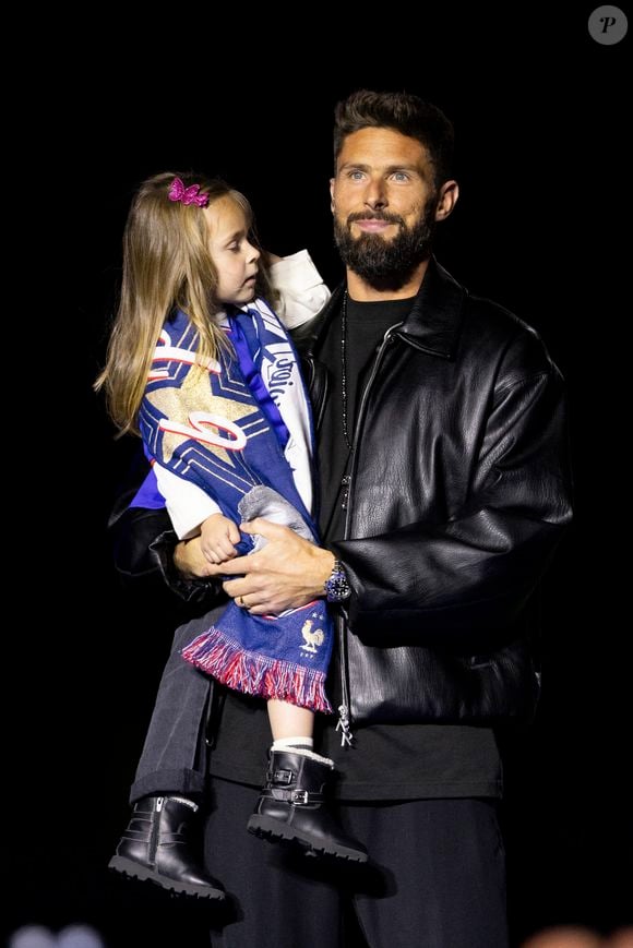 Olivier Giroud, entouré de ses enfants Aria, Aaron, Evan et Jade, reçoit un hommage au Stade de France avant le Quart de finale de la Ligue des Nations de l'UEFA 2025 "France - Croatie (2-0 / tab 5-4)" au Stade de France à Saint-Denis, le 23 mars 2025.
© Cyril Moreau/Bestimage