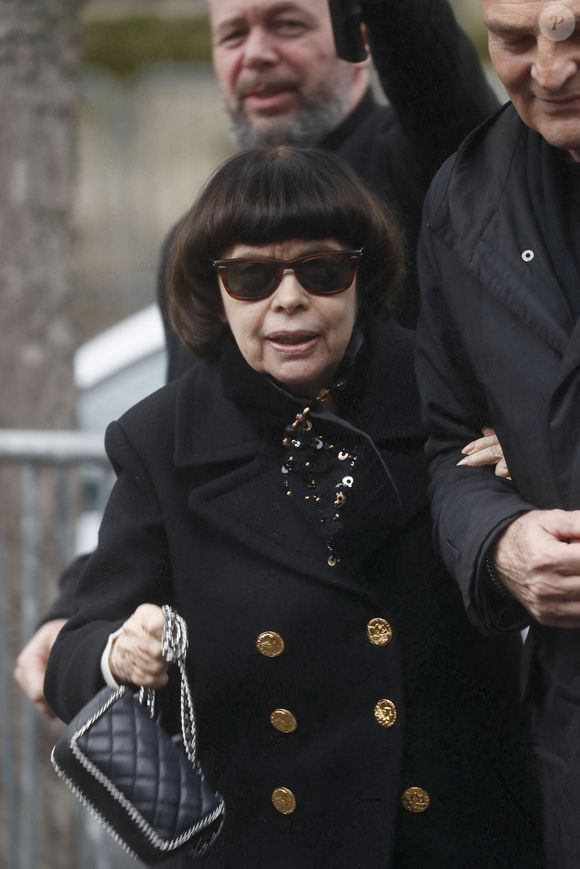 Mireille Mathieu arrive à l'enregistrement de l'émission "Vivement dimanche", le 14 novembre 2023, au studio Gabriel à Paris, diffusée le 26 novembre 2023 sur France 3. La chanteuse était accompagnée de sa soeur, Monique. 
© Christophe Clovis / Bestimage