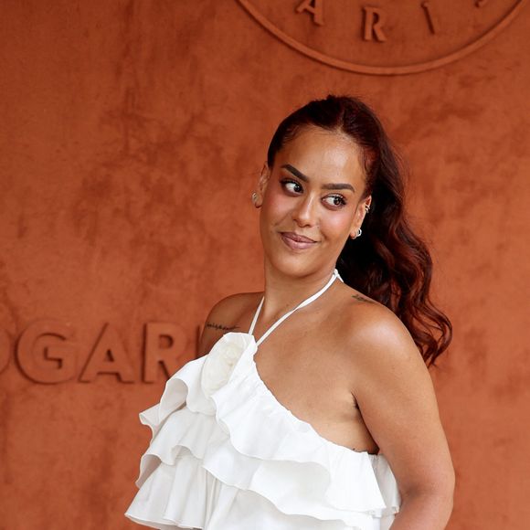 Amel Bent lors des Internationaux de France de tennis de Roland Garros 2023 à Paris, le 10 juin 2023. 

Photo : Jacovides-Moreau / Bestimage