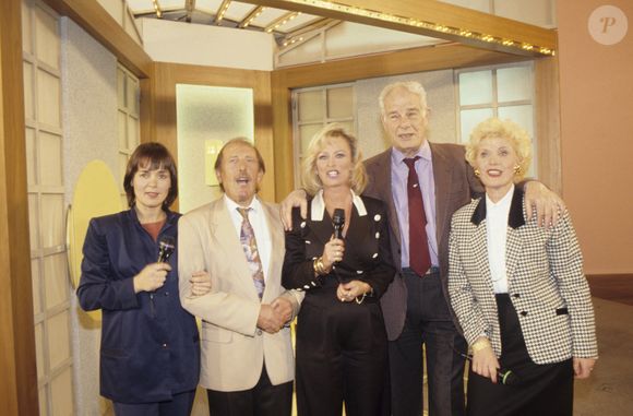 En France, à Paris,  Fabienne Egal, Charly Oleg, Evelyne Leclercq, Jean Amadou et Simone Garnier sur le plateau de l'émission "Tournez Manège" le 11 novembre 1991
©Bruno Schneider via Bestimage