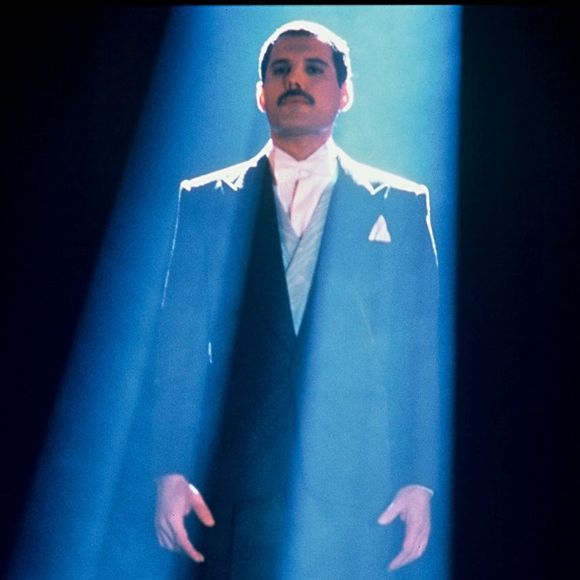 Selon le biographe, l'existence de cette fille n'était connue que du cercle le plus proche de Freddie Mercury, notamment ses parents et sa sœur, le reste des membres du groupe et de Mary Austin.

Freddie Mercury et Queen en concert en 1986.