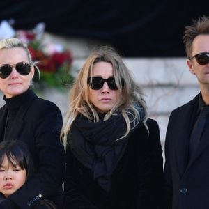 "Raphaël, qui voulait faire bien les choses, a été lui demander ma main. Mon père l’a fixé : 'Tu en es encore là, toi ?'", sourit Laura Smet, auprès de "Paris Match". Mais heureusement, Johnny Hallyday aimait beaucoup Raphaël, assure la jeune quadragénaire.
Laeticia Hallyday, Joy et Jade, Laura Smet et David Hallyday lors de la cérémonie funéraire organisée en mémoire de Johnny Hallyday à Paris, en 2017.