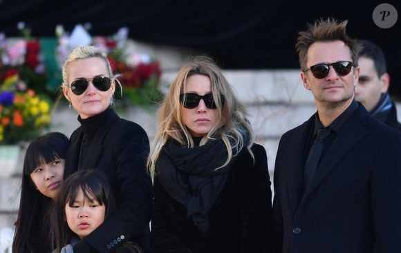 "Raphaël, qui voulait faire bien les choses, a été lui demander ma main. Mon père l’a fixé : 'Tu en es encore là, toi ?'", sourit Laura Smet, auprès de "Paris Match". Mais heureusement, Johnny Hallyday aimait beaucoup Raphaël, assure la jeune quadragénaire.
Laeticia Hallyday, Joy et Jade, Laura Smet et David Hallyday lors de la cérémonie funéraire organisée en mémoire de Johnny Hallyday à Paris, en 2017.