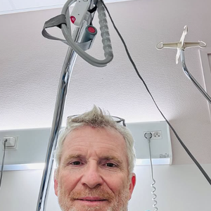 En effet, la figure de Koh-Lanta s'est rendu à l'hôpital afin de subir une petite intervention chirurgicale. "Arthroscopie du genou aujourd'hui", a-t-il annoncé, gardant tout de même le sourire aux lèvres. 

Denis Brogniart se dévoile à l'hôpital et explique avoir subi une petite intervention au genou. Instagram