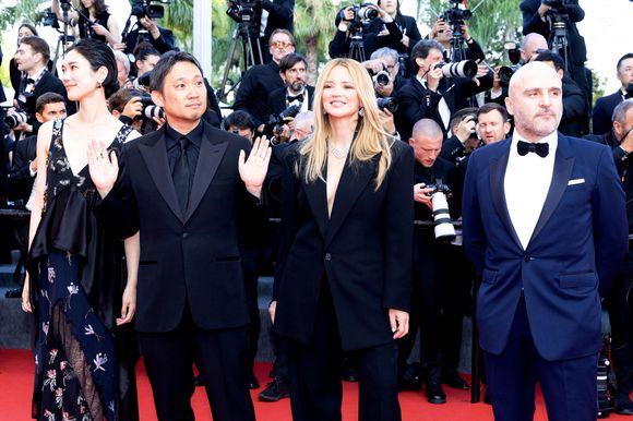 Tao Okamoto, Ryûsuke Hamaguchi, Virginie Efira, David Gauquié - Montée des marches pour la cérémonie de clôture du 79ème Festival International du Film de Cannes, le 23 mai 2026. © Olivier Borde / Bestimage