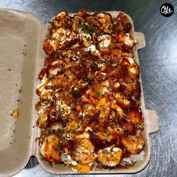 La barquette est très généreuse, avec près de 780 grammes de riz et du poulet croustillant.

Tasty Crousty, le phénomène culinaire du moment.