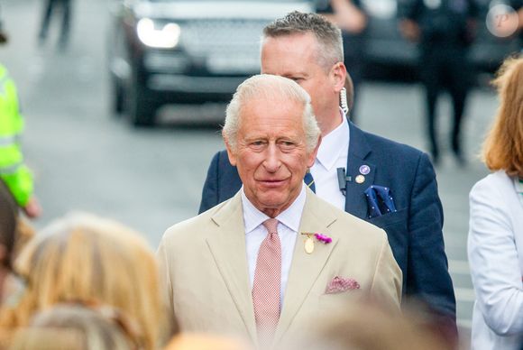 Le roi Charles III d'Angleterre et Camilla Parker Bowles, reine consort d'Angleterre, rencontrent le public à Newmarket, Royaume Uni, le 22 juillet 2025, lors de leur visite du National Stud et des salles du Jockey Club. © Tayfun Salci/ZUMA Press Wire / BestimageBestimage
