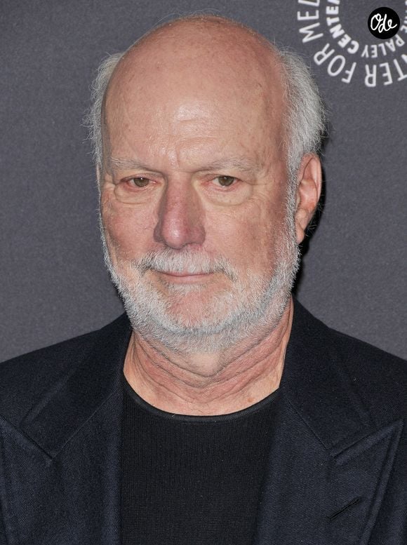 Au cours de sa carrière, il a réalisé plus de 1000 épisodes de séries

James Burrows arrive à la 35e édition du Paleyfest « Will & Grace », qui s'est tenue au Dolby Theatre à Hollywood, en Californie, le samedi 17 mars 2018. Photo de Sthanlee B. Mirador/ABACAPRESS.COM