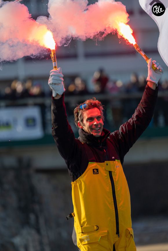 Le skipper de Macif Charlie Dalin remporte la dixième édition du tour du monde en solitaire Vendée Globe en pulvérisant le record de l’épreuve en 64 jours, 19 heures 22 minutes et 49 secondes aux Sables-d'Olonne, France, le 14 janvier 2025. © Alexis Courcoux/Psnewz/Bestimage