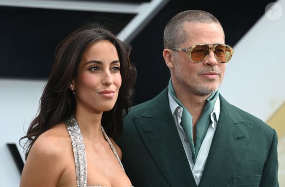 Brad Pitt et Ines de Ramon à la première européenne du film F1 au Cineworld de Leicester Square à Londres, le 23 juin 2025. © Justin Goff / GoffPhotos / Bestimage
