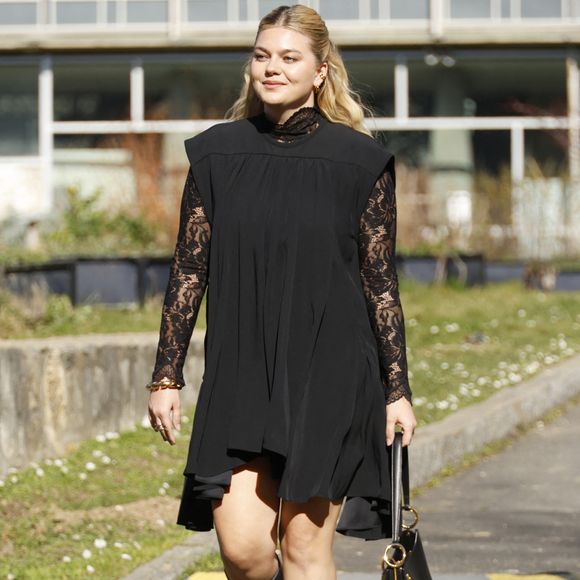 Louane Emera - Les célébrités au défilé Rabanne "Collection Prêt-à-Porter Automne/Hiver 2025-2026" lors de la Fashion Week de Paris (PFW) le 6 mars 2025. © Christophe Aubert via Bestimage