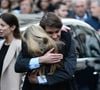 Non pas la réalisatrice Valeria Bruni-Tedeschi, mais sa petite soeur Consuelo Remmert.

Aurélien Enthoven, Consuelo Remmert (soeur de Carla) - Le clan Sarkozy à la sortie du domicile de Nicolas Sarkozy domicile parisien avant son incarcération à la prison de La Santé à Paris, France, le 21 octobre 2025 © Bestimage